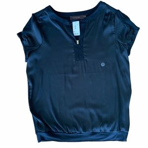 The Limited Black Short Sleeve V-Neck Top With Brass Clip